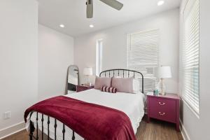 Un dormitorio blanco con una cama y dos mesitas de noche. en NEW Couyon House Luxury Amenities Fast WiFi 65 TV, en Lafayette