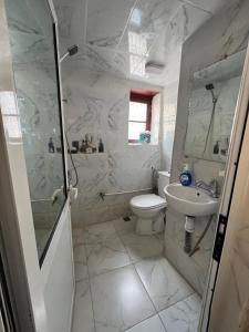 Koupelna v ubytování Dar Achraf + 15 fotografií