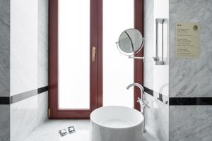 Un baño con un lavabo blanco y un espejo. en GuestReady - Elisium Star, en Oporto 38 fotos más