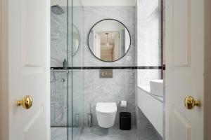 un baño con inodoro y espejo en GuestReady - Elisium Star, en Oporto