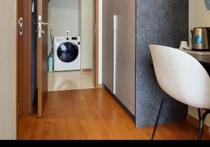 ein Wohnzimmer mit Waschmaschine in der Unterkunft Private Room By Leisure Sky Suite KLCC in Kuala Lumpur