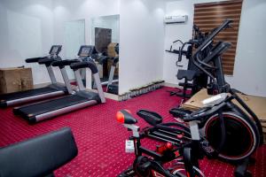 Das Fitnesscenter und/oder die Fitnesseinrichtungen in der Unterkunft Skyline View Hotels and Suites