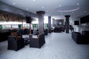 eine Lobby mit Sofas und Stühlen in einem Gebäude in der Unterkunft Skyline View Hotels and Suites in Mama