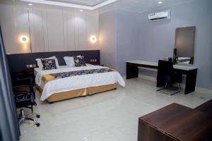 Ein Bett oder Betten in einem Zimmer der Unterkunft Skyline View Hotels and Suites