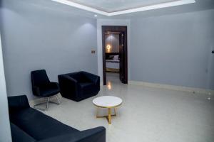 Ein Sitzbereich in der Unterkunft Skyline View Hotels and Suites