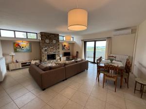 sala de estar amplia con sofá y mesa en Villa Esperia, en Caristo