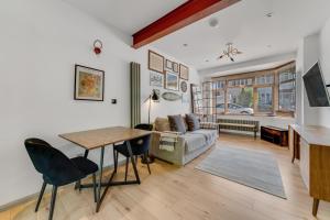 Hanwellにある2BR Garden Home Free Parking for 7 Guests Easy Access to London & Heathrowのテーブルとソファのあるリビングルーム