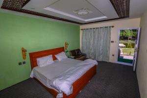 una camera da letto con un letto in una stanza con una finestra di Apricot & spring Resort Skardu a Skardu