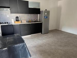 an empty kitchen with a refrigerator in a room at Appartement vacances in Benfeld