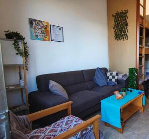 un soggiorno con un divano e un tavolo di Arodes AsteriA Volunteer & Youth ECO-house a Paphos