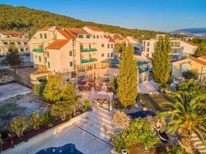 an overhead view of a building with a courtyard and trees at Hotel Vila Marco Polo in Slatine