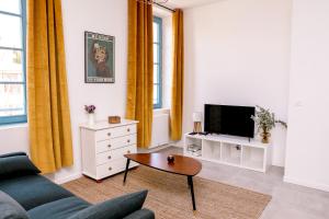 Televisyen dan/atau pusat hiburan di Le Jules Appart'Hotel, centre ville Romans-sur-Isère