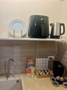 罗马Suite Rome Ibernesi - LuxuryStay的厨房柜台上放着微波炉和一盒甜甜圈