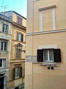 罗马Suite Rome Ibernesi - LuxuryStay的建筑上有一个窗口,上面有标志