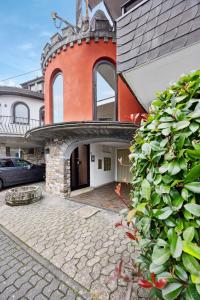 een huis met een boog en een gebouw bij Modernes Studio im Erdgeschoss - ZachaStay Koblenz Guels in Koblenz