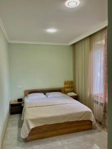 ガルニにあるNers Houseのベッドと窓のある寝室 +28枚の写真