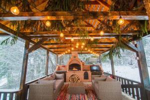Χώρος καθιστικού στο Montesse Chalet- La noi la munte +12 φωτογραφίες