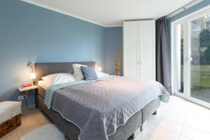 a bedroom with a bed and a large window at Meerurlaub in Laboe