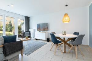 a living room with a table and chairs at Meerurlaub in Laboe