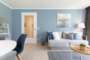 a living room with a couch and a table at Meerurlaub in Laboe +38 photos