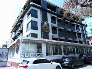 安卡拉bahçelievler hotels的一辆白色汽车停在一栋建筑物前