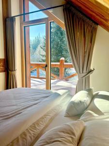 Postel nebo postele na pokoji v ubytování Chalet Oasis - Luxusná chata s výhľadom, pri Zuberci a Kvačianskej doline