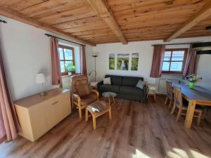 Posezení v ubytování Dreiländereck mit Sauna und Pool, Wohnung 403