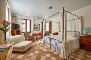 a bedroom with a bed and a living room at Son Sant Jordi in Pollença