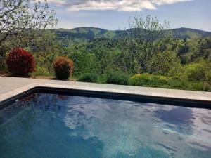una piscina con vista sulle montagne di Bâtisse Ardechoise avec piscine a Saint-Prix