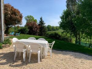 Vonkajšia záhrada v ubytovaní Gîte des Pommiers avec terrain de pétanque