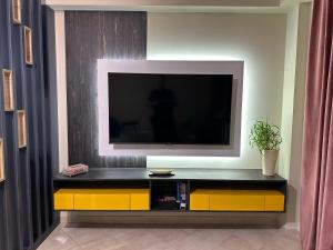 Μια τηλεόραση ή/και κέντρο ψυχαγωγίας στο Central View Apartment Vlora City Center