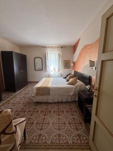 Postel nebo postele na pokoji v ubytování Antica Residenza Santa Chiara -City Center