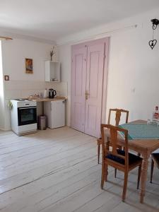 Cuina o zona de cuina de Nerezine CENTRUM apartmán pro 3 osoby 18 fotos més