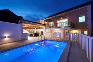 una piscina frente a una casa en Holiday house Cavela, en Gustirna
