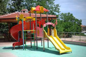 ビャラにあるSplendid sunny seasonsの滑り台と滑り台付きの遊び場