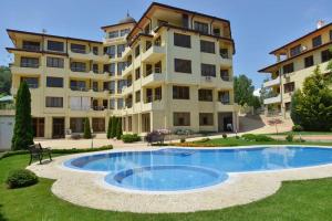 ビャラにあるSplendid sunny seasonsの大きなアパートメントで、目の前にスイミングプールがあります。