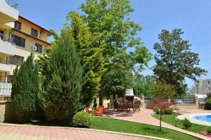 ビャラにあるSplendid sunny seasonsの庭園(プール、テーブル、椅子付)