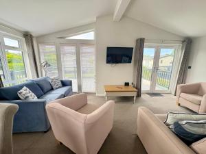 Χώρος καθιστικού στο The Lighthouse, Pet friendly lodge on Hoburne Cotswold Holiday Park