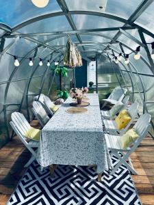 a table and chairs in a dome tent with a table and chairs at Võsu Rent NUKUMAJA Puhkekodu in Võsu