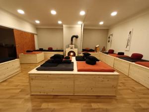a room with four beds with pillows on them at Lee ZEN in Leezen