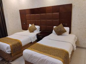 una habitación de hotel con dos camas en una habitación en شقق الفرسان حى الفيصلية اماسي البشاير, en Yeda 87 fotos más