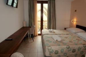 Кровать или кровати в номере Hotel Molyvos I