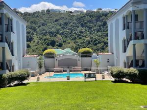 vistas a un edificio con piscina en un patio en Green Bay, en Plettenberg Bay