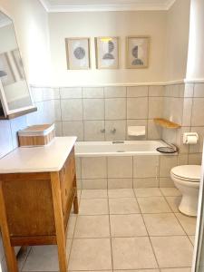 y baño con bañera y aseo. en Green Bay, en Plettenberg Bay 13 fotos más