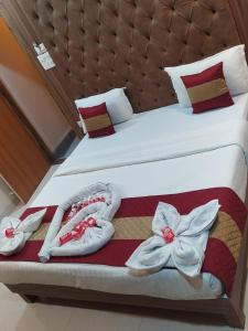 Postel nebo postele na pokoji v ubytování Shree 9NB Hotels, Pithampur