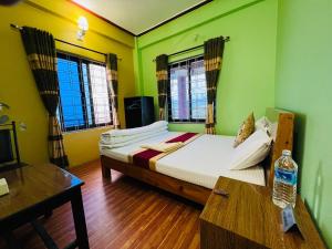 Ein Bett oder Betten in einem Zimmer der Unterkunft Hotel Lekhnath View Tower and Eco Farm