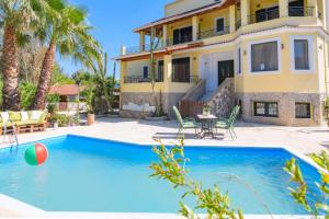 Bazén v ubytování Villa Danae by Corfu Escapes nebo v jeho okolí