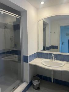 une salle de bain avec un lavabo, une douche et un miroir dans l'établissement Domina Coralbay Aquamarine camera privata, à Charm el-Cheikh
