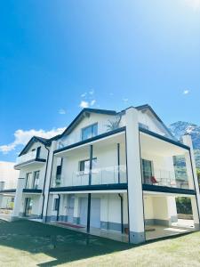 un grande edificio bianco con molte finestre di Top floor design apt, 3bd, 2bt! a Colico