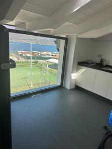 Cucina o angolo cottura di Top floor design apt, 3bd, 2bt!